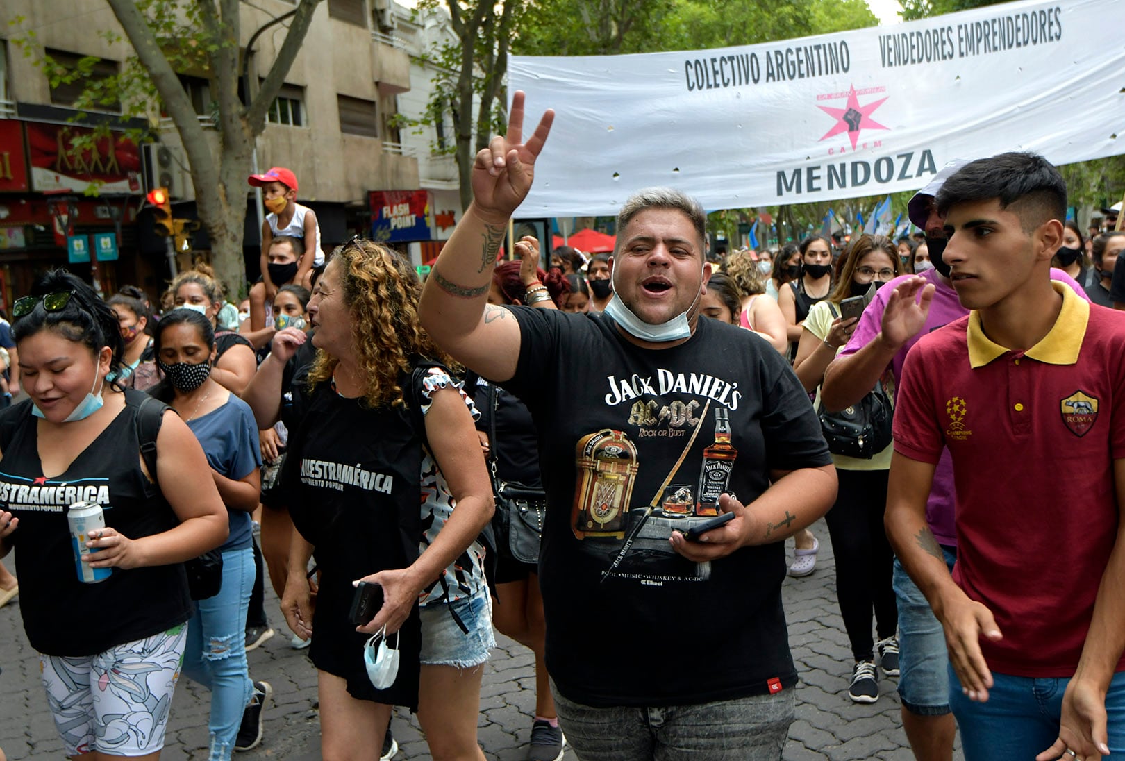 01 Febrero 2022 Mendoza

 Cientos de personas se manifestaron este martes en las calles céntricas del Gran Mendoza para exigirles a los cuatro ministros de la Corte Suprema de Justicia que renuncien a sus cargos.
Foto: Orlando Pelichotti / Los Andes