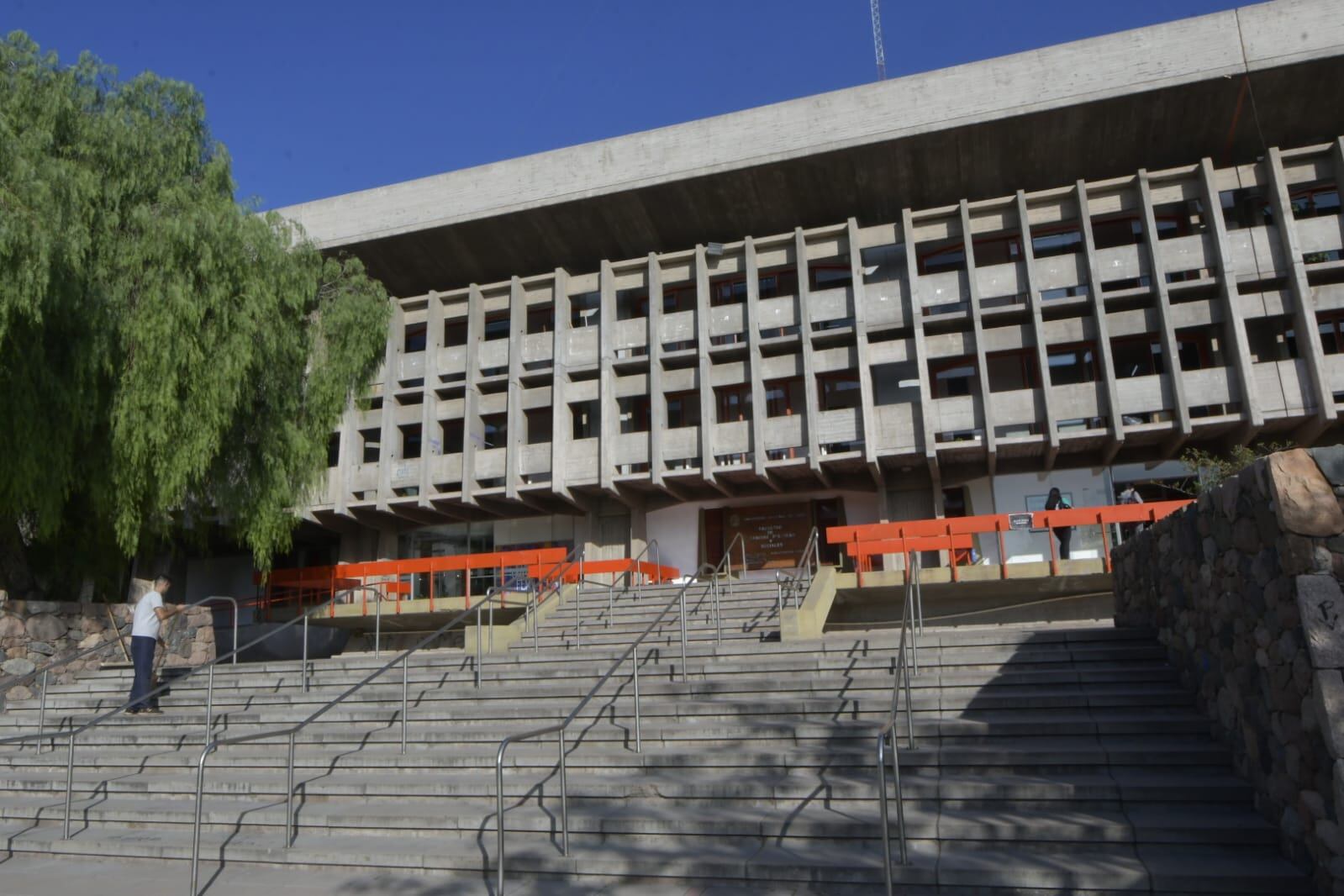 Pese al anuncio del descuento, la adhesión al paro en colegios de la UNCuyo llega a 90%. Foto: Orlando Pelichotti / Los Andes.