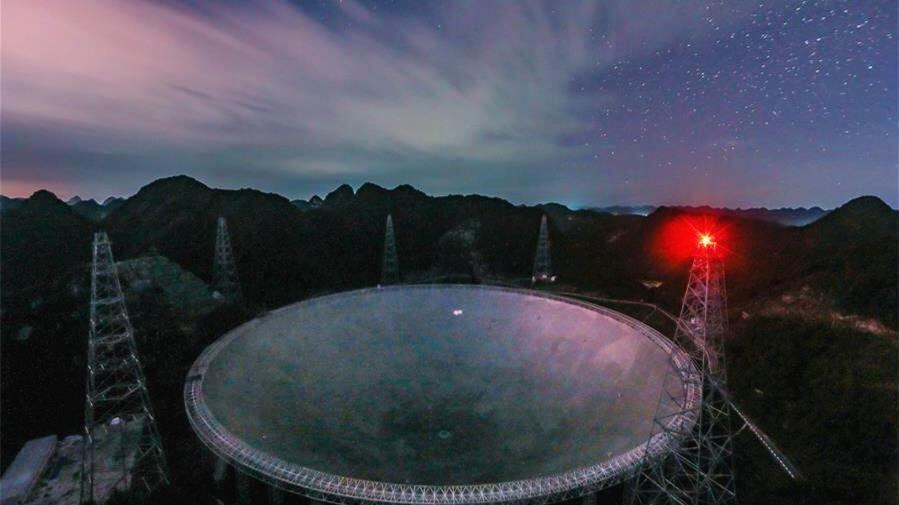 El radiotelescopio de 500 metros de diámetro FAST