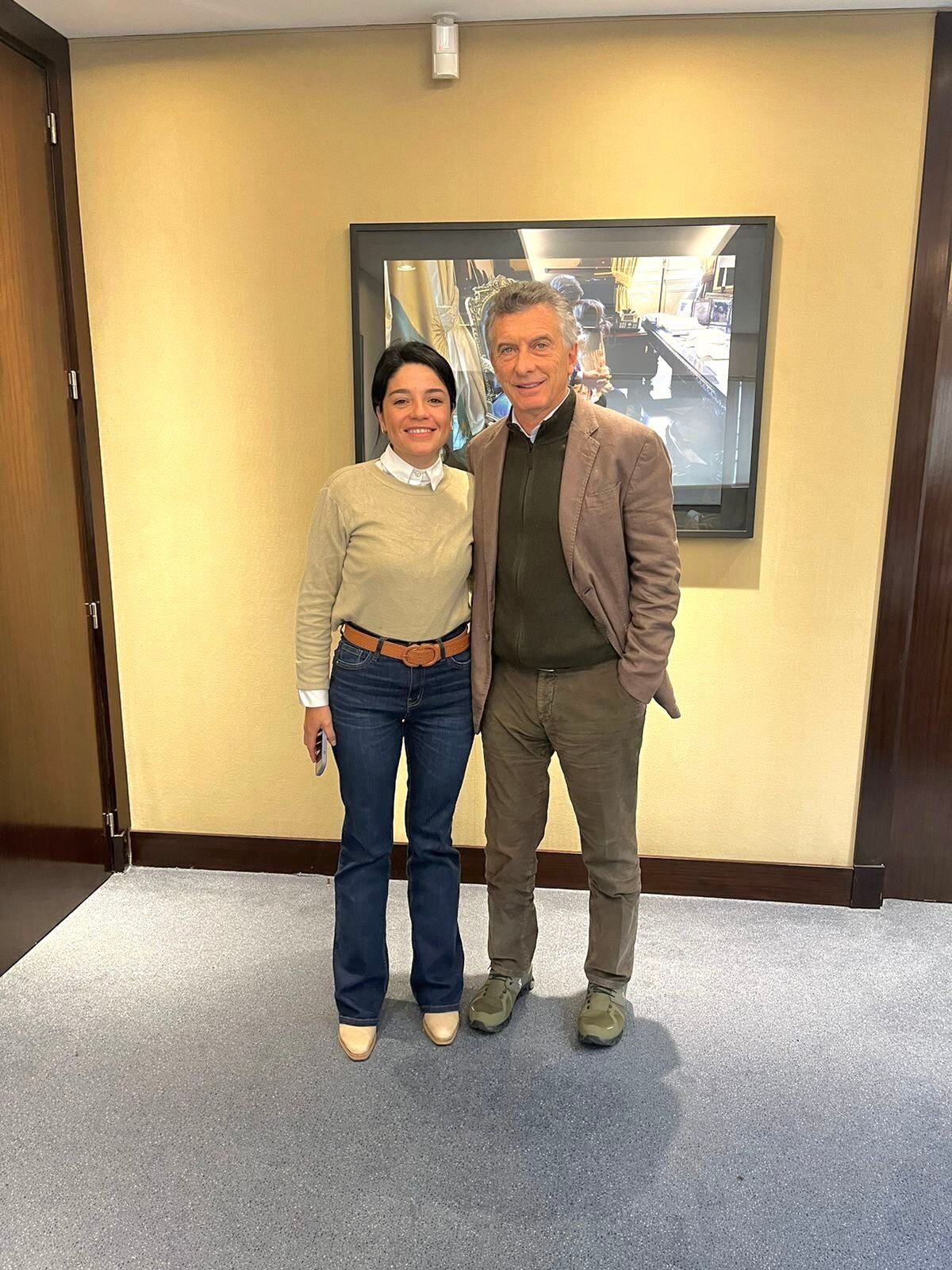 La diputada Sol Salinas junto a Mauricio Macri. Foto: X @solsalinasG1