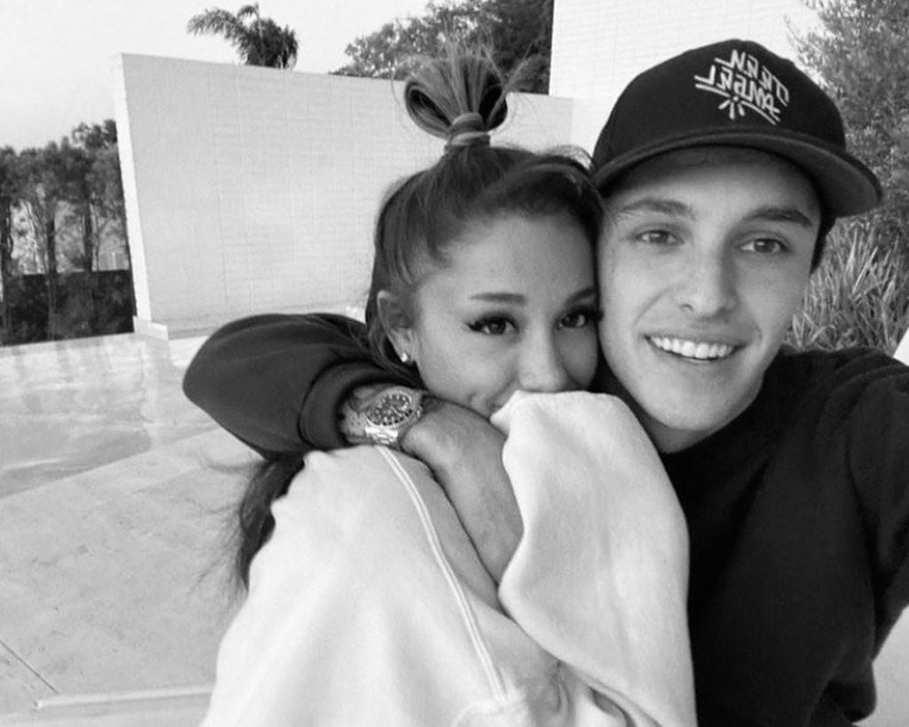 Ariana Grande se casó con Dalton Gomez