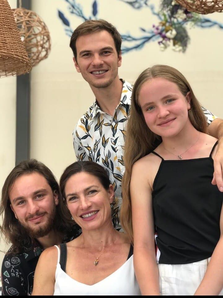 Laura Muñoz y sus tres hijos.