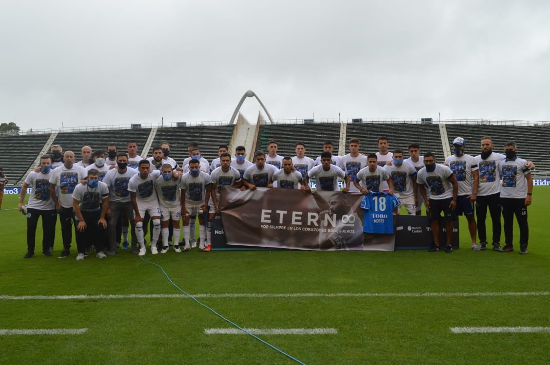 El plantel completo con Godoy Cruz homenajeó al Morro García. Idolo eterno. / Gentileza.