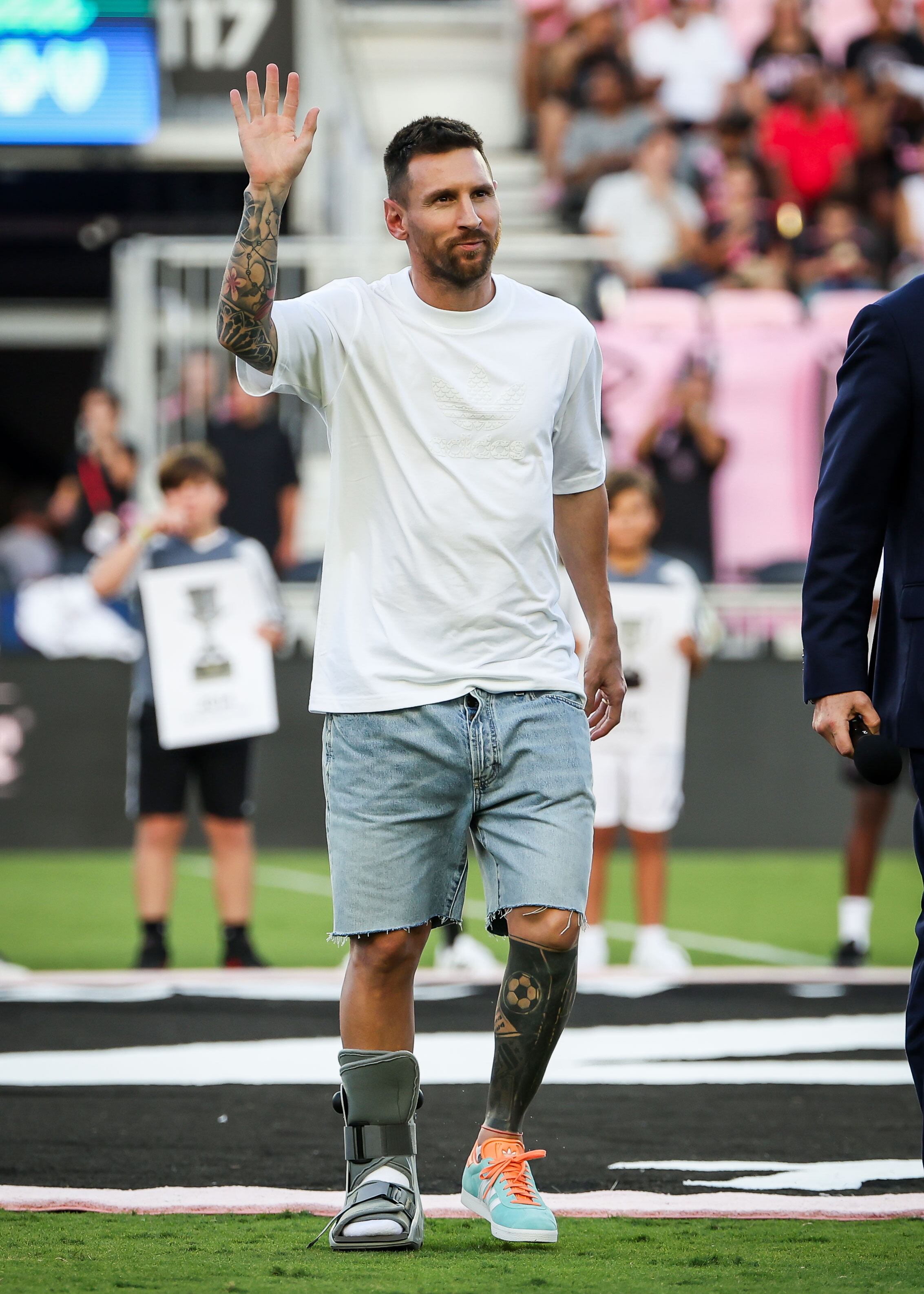 Messi en el medio de la cancha con la una bota.