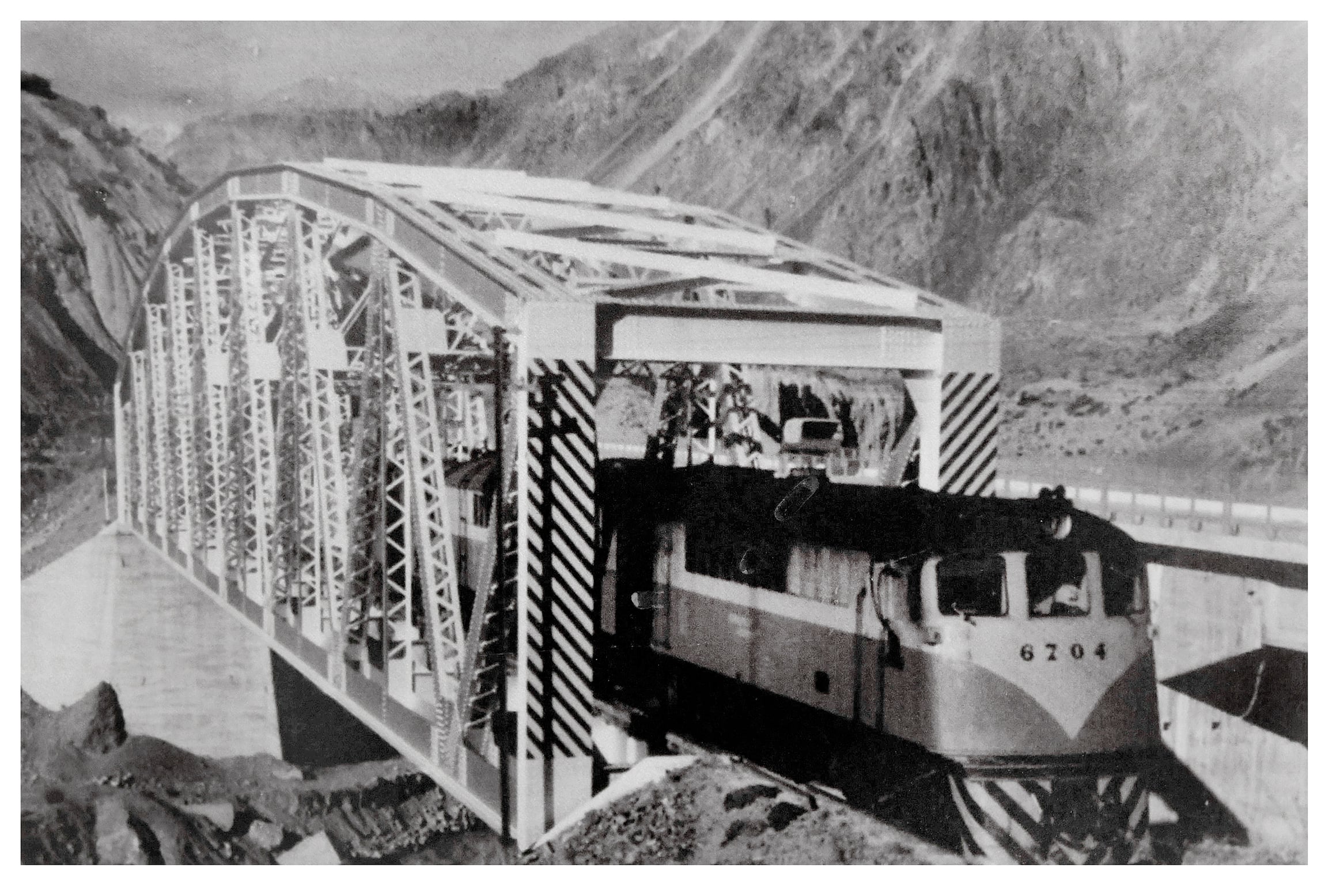 Tren a Chile. Colección de fotografías históricas del Ferroclub Trasandino Mendoza
Locomotora 6704 General Electric, cruzando el puente metálico de origen francés cerca de Penitentes,  conocida como Nariz de pala.
Fotografía: Julio Monzalvo