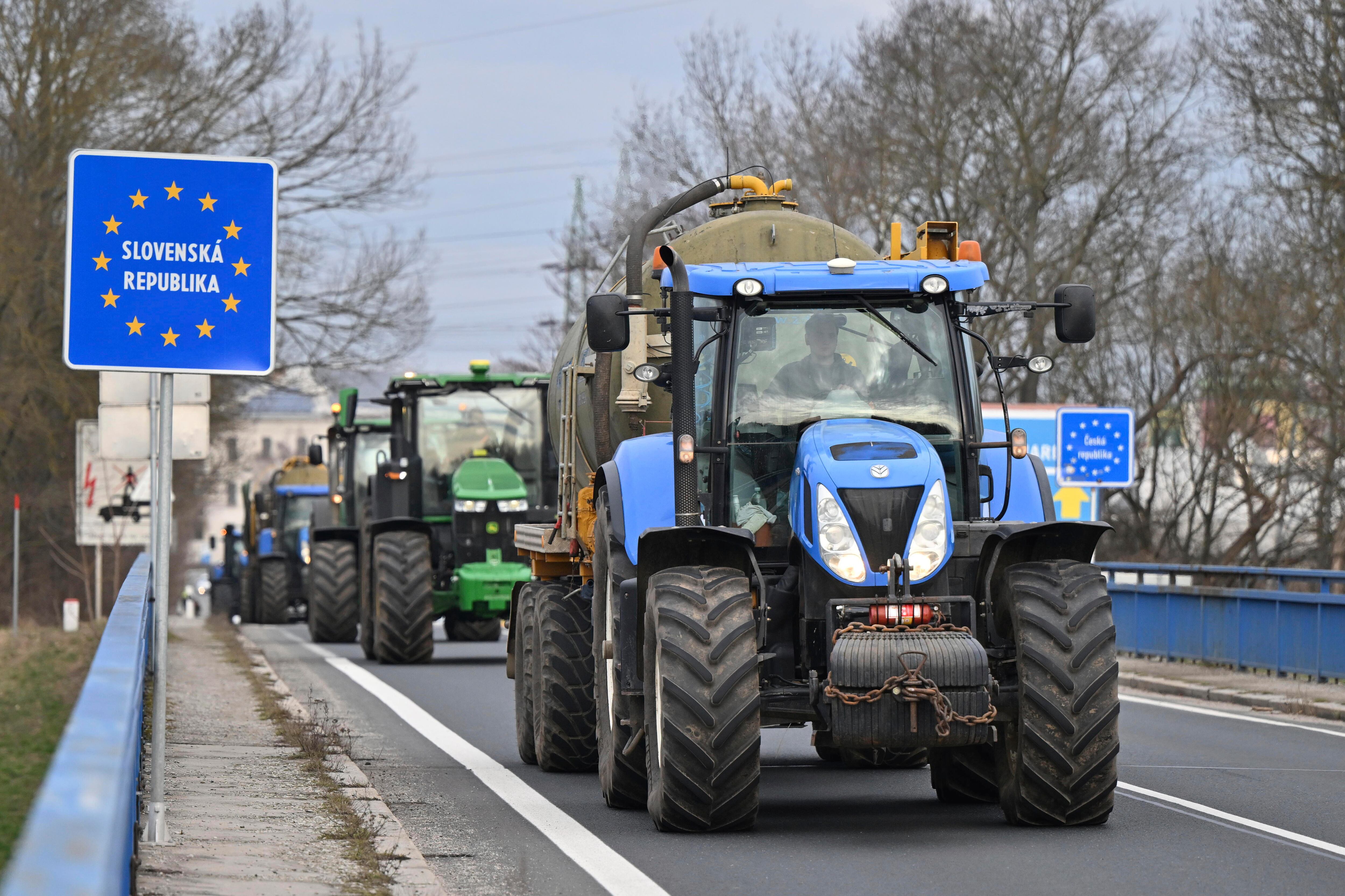 Agricultores checos avanzan en sus tractores hacia el cruce fronterizo de Hodonín/Holíč con Eslovaquia, en República Checa, el 22 de febrero de 2024, para reunirse con compañeros de otros países y unir fuerzas en su protesta contra las políticas agrícolas de la Unión Europea. (Vaclav Salek/CTK vía AP)