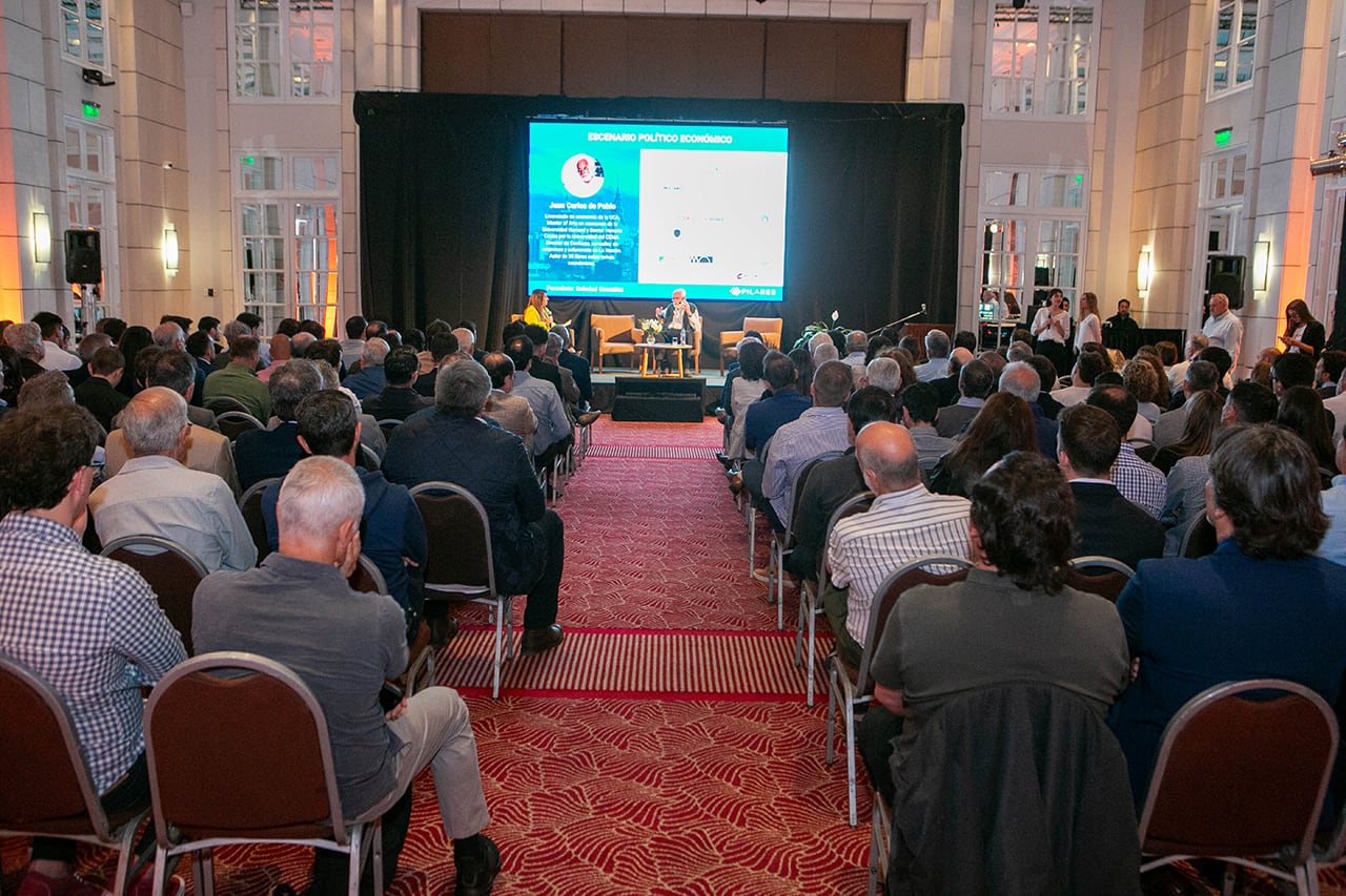 El auditorio repleto siguió atentamente los conceptos de Juan Carlos de Pablo en Pilares Real Estate. Foto Los Andes