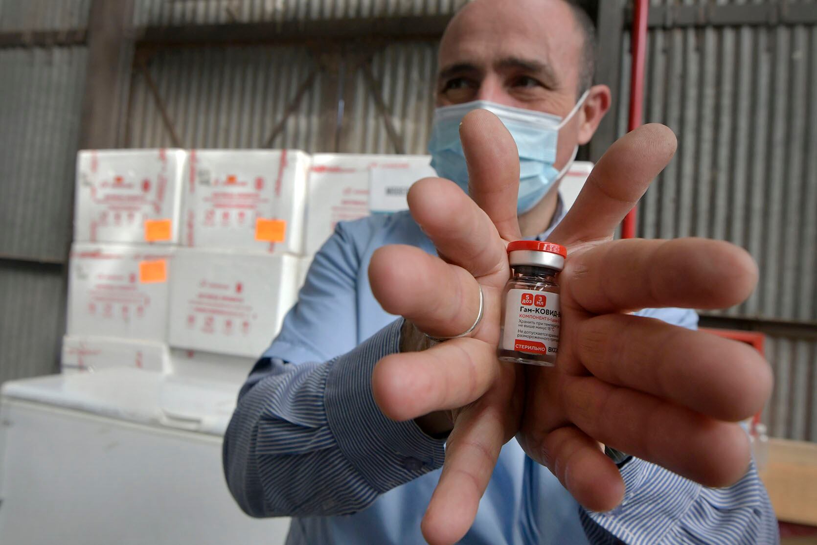 El vacunador Rubén Senar (48), con 27 años trabajando en el área de la Salud, descongela una dosis. Foto: Orlando Pelichotti / Los Andes