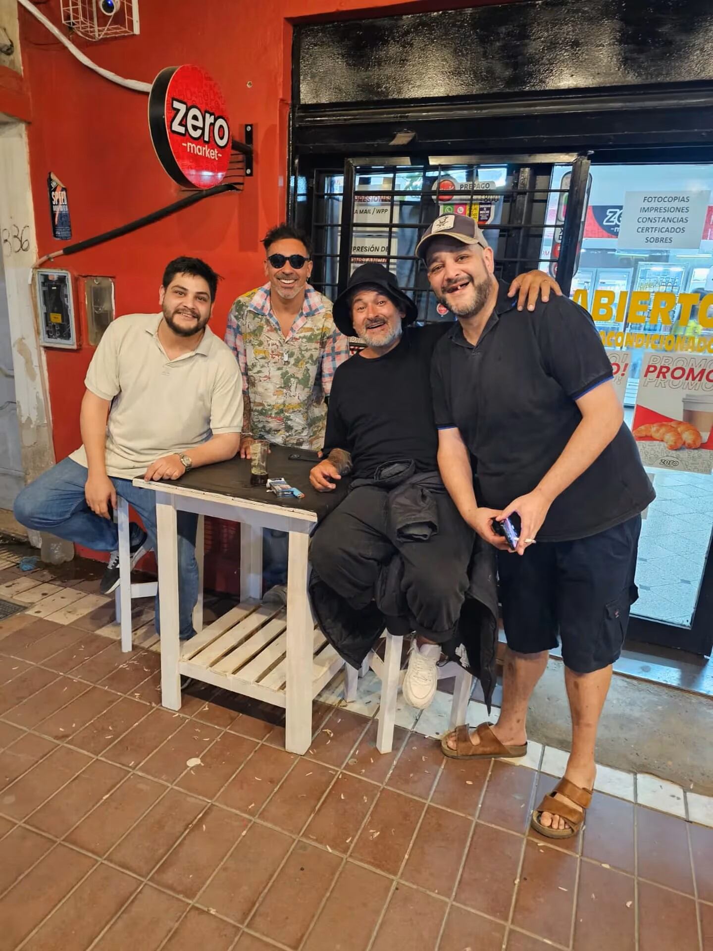 Luego de que Rosario se consagrara campeón de la Copa de la Liga, el Pocho volvió al kiosco donde le hizo la promesa a Emiliano. Foto: Gentileza TN.