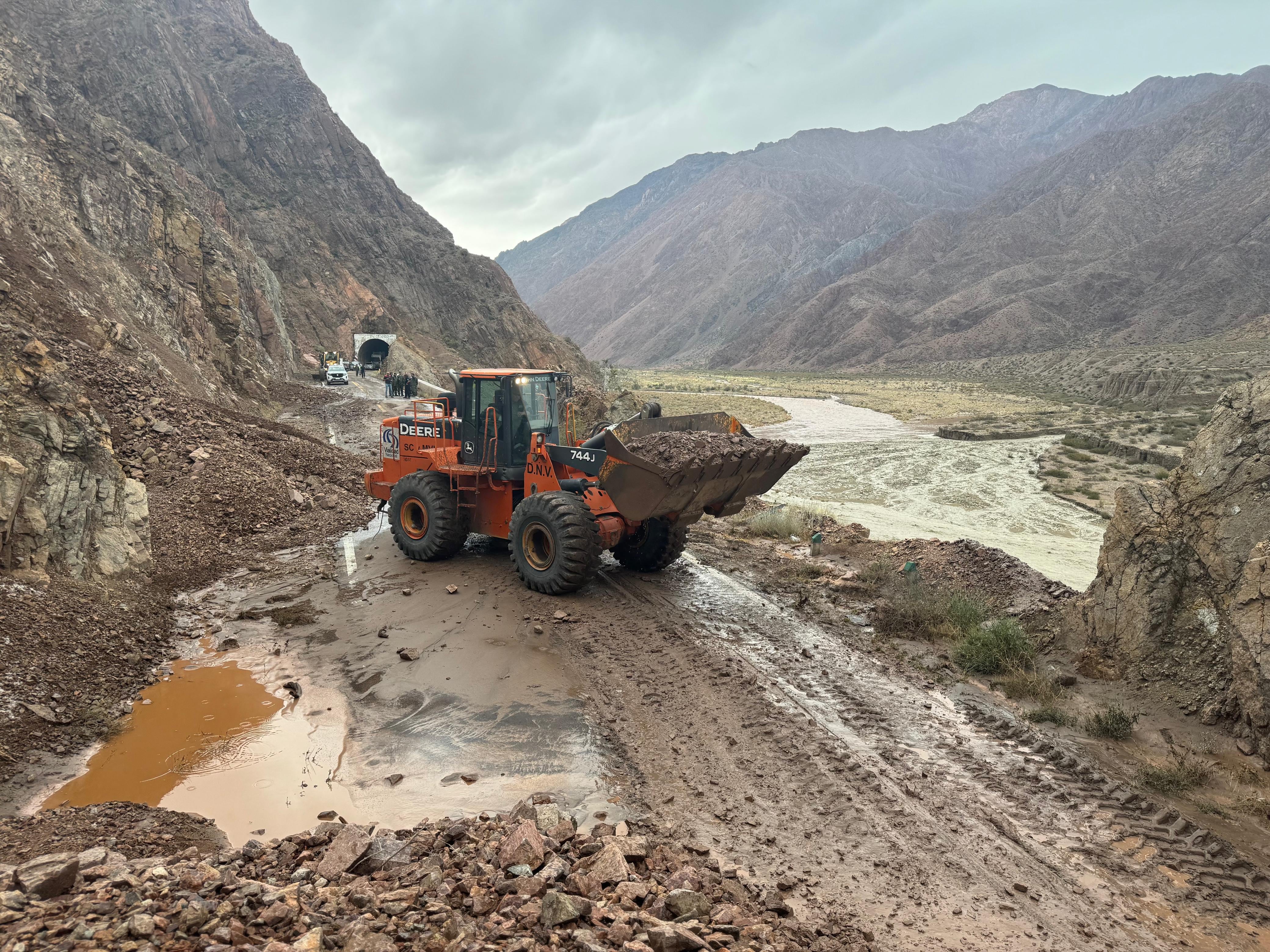 Trabajos para despejar la ruta y retirar los vehículos que se encuentran varados en la zona luego de los aludes. Gentileza