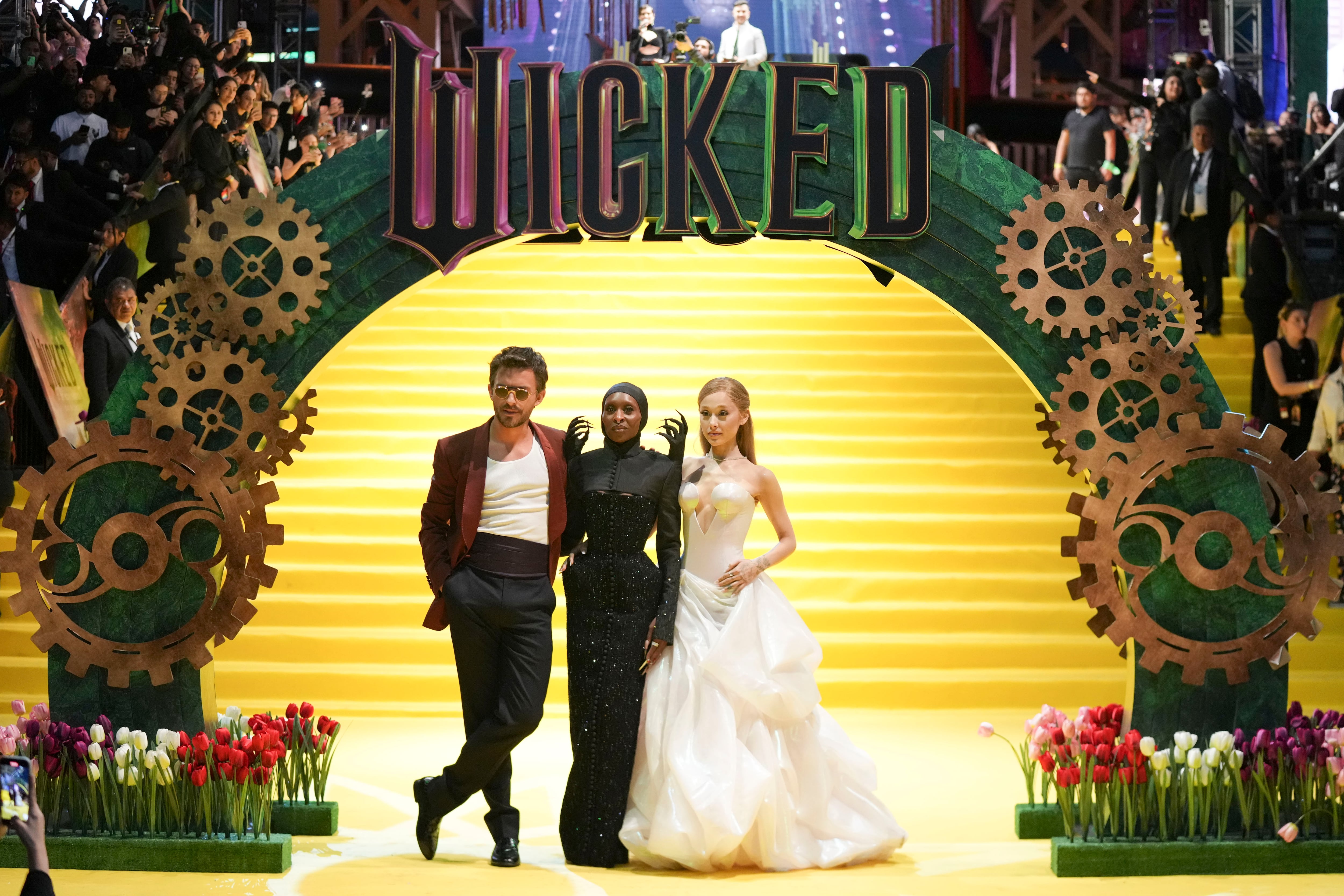 Jonathan Bailey, Cynthia Erivo, centro, y Ariana Grande posan en el estreno de "Wicked" en el Auditorio Nacional de la Ciudad de México, el lunes 11 de noviembre de 2024. (Foto AP/Fernando Llano)