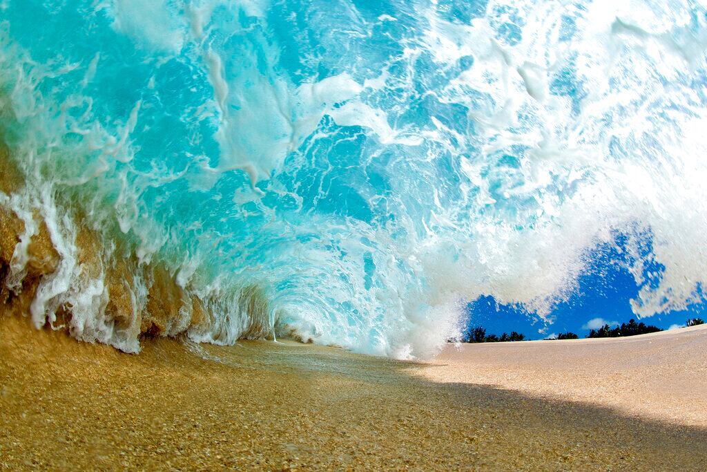 "Last Blast". Una ola rompe en la costa norte cerca de Haleiwa, Hawái. Foto: Clark Little vía AP