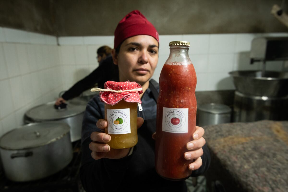 Movimiento Evita, Maipú. Mujeres referentes unidades productivas ayudan en el merendero Luz del Alma donde dan merienda para 300 niños por día,  ubicado en el barrio 25 de mayo de Rodeo del Medio donde también realizan costura y elaboran conservas. Foto: Ignacio Blanco / Los Andes 