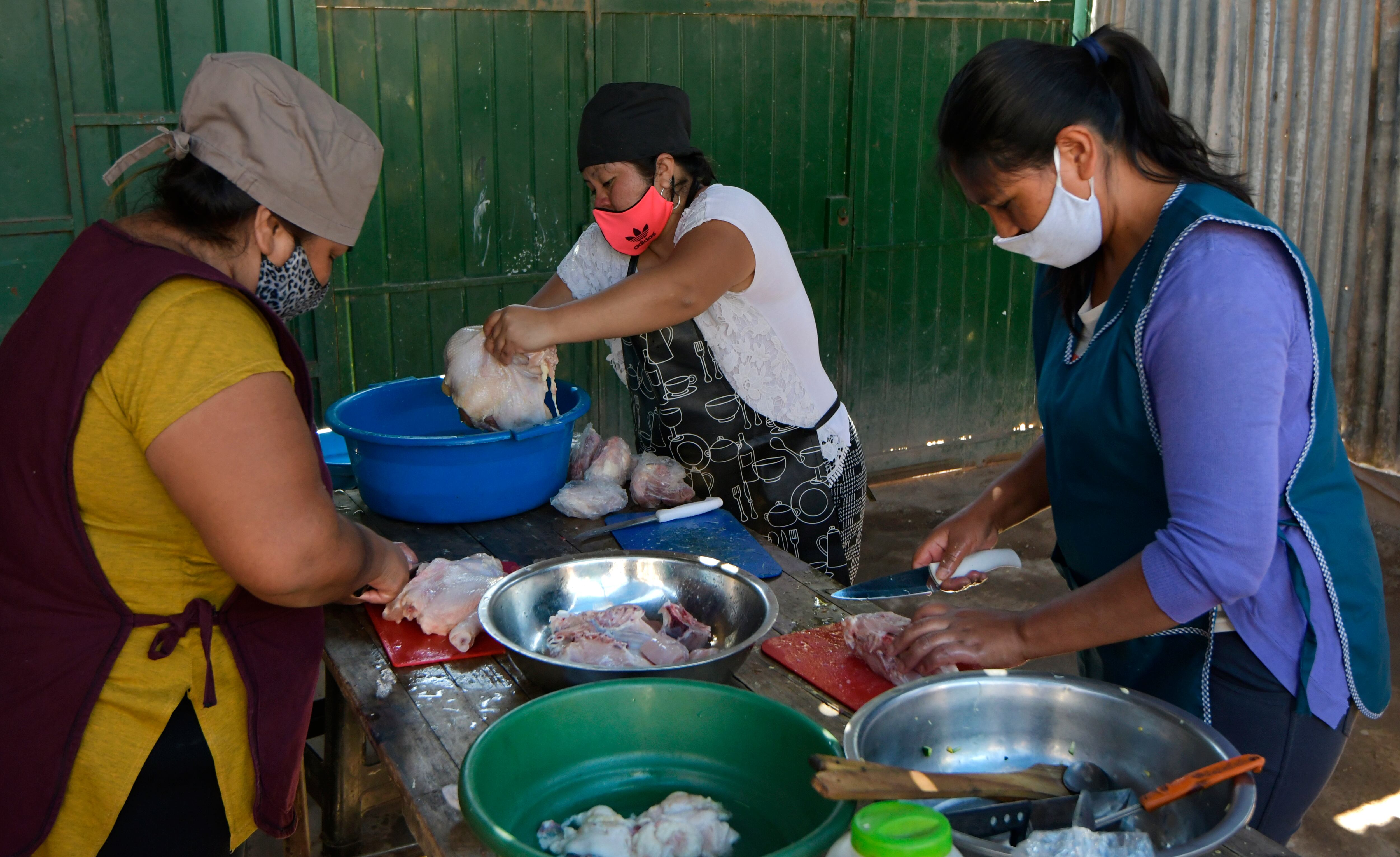 Estos grupos de personas, que a su vez son muy humildes, hacen verdaderos milagros para servir algunas de las comidas diarias, con la utilización de alimentos sanos y nutritivos.   



