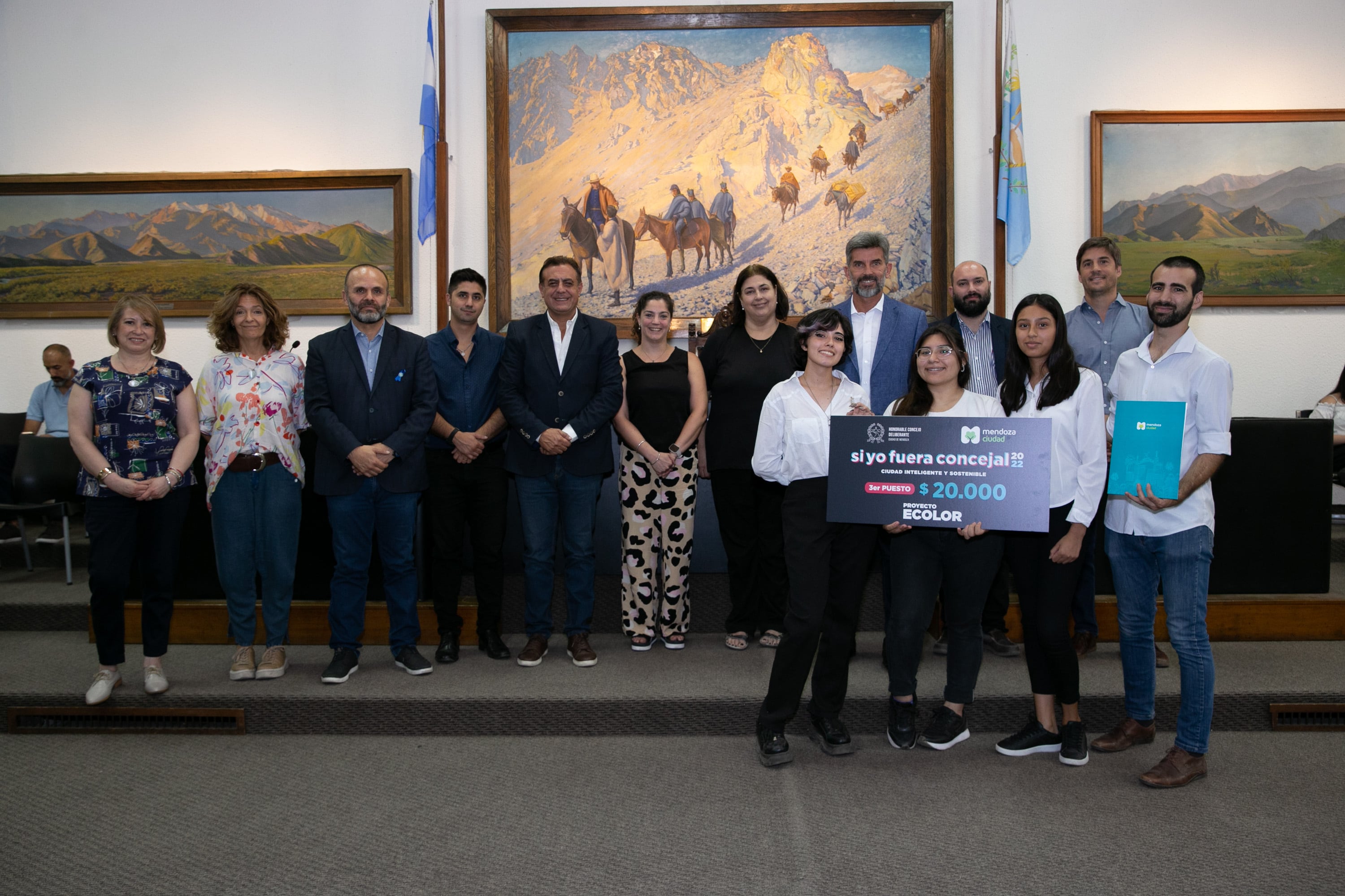 El intendente de la Ciudad premió a los ganadores del concurso “Si yo fuera concejal”. Foto: Prensa Ciudad de Mendoza