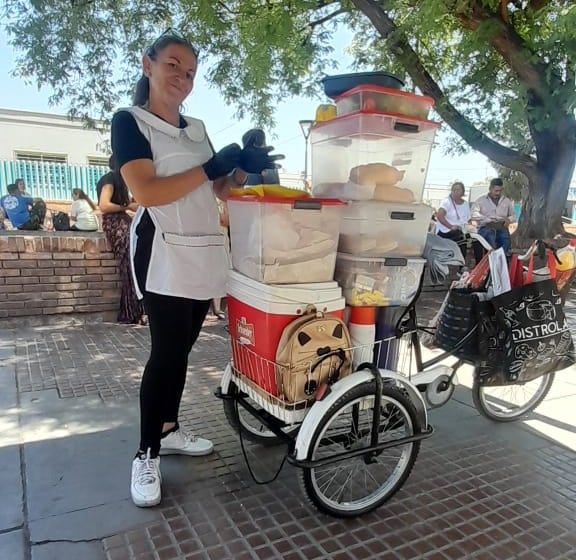 Pudo salir de la violencia ahora y se gana la vida vendiendo café para que su hija brille en gimnasia. Foto: Gentileza Patricia Timpanaro