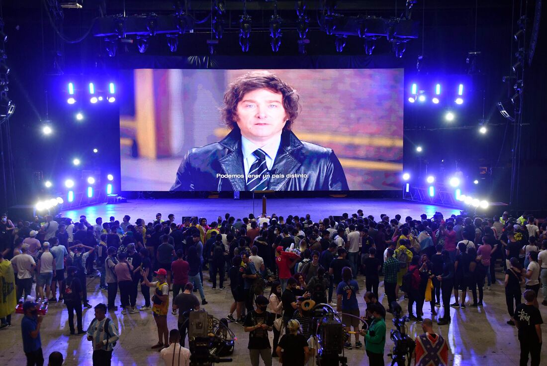 Búnker de campaña de Javier Milei, el principal candidato a diputado nacional de La Libertad Avanza, en el Luna Park. (Télam)