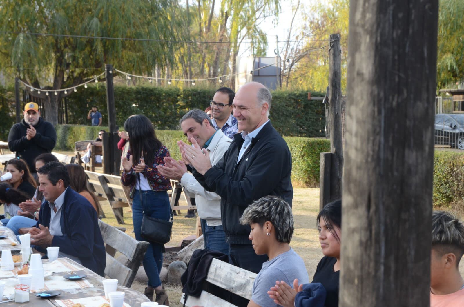 Guillermo Carmona de campaña en el Valle de Uco.