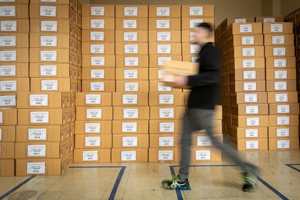 La Junta Nacional Electoral ya tiene listas las boletas, urnas y un nuevo dispositivo Identificador biométrico para una prueba piloto que se realizará en la provincia. 

Foto: Ignacio Blanco / Los Andes