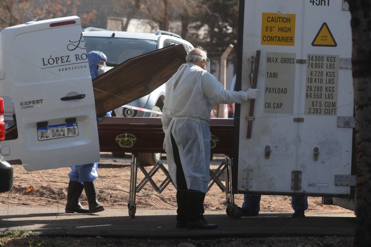 Agosto. Detrás del Hospital El Carmen improvisaron una especie de morgue en contenedores para que retiren a los fallecidos.