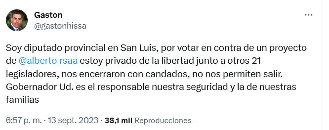 Manifestantes bloquearon la Legislatura luego de que no se aprobara el proyecto para pasar a planta a planes sociales.