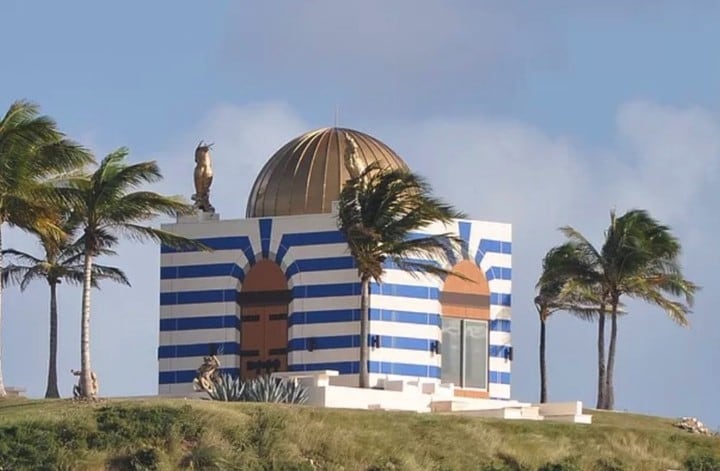 Situada en el Caribe, el magnate convirtió la paradisíaca Litte St James en el lugar perfecto para la perversión de sus amigos millonarios: en el centro de la conspiranoia, una extraña estructura con forma de templo.