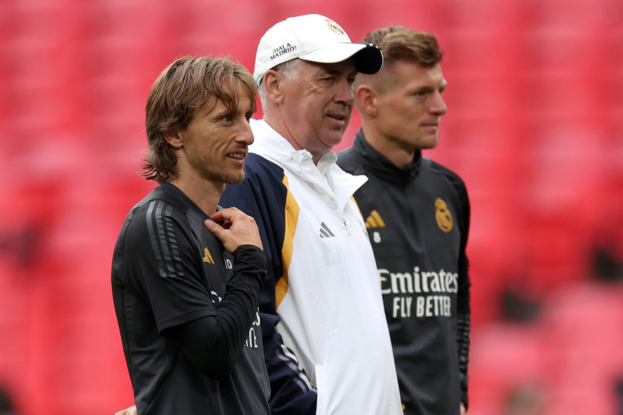 Luka Modric, junto al técnico del Real Madrid Carlo Ancelotti y Toni Kroos parados durante una sesión de entrenamiento antes de la final de la Liga de Campeones el viernes 31 de mayo del 2024.(AP Foto/Ian Walton)