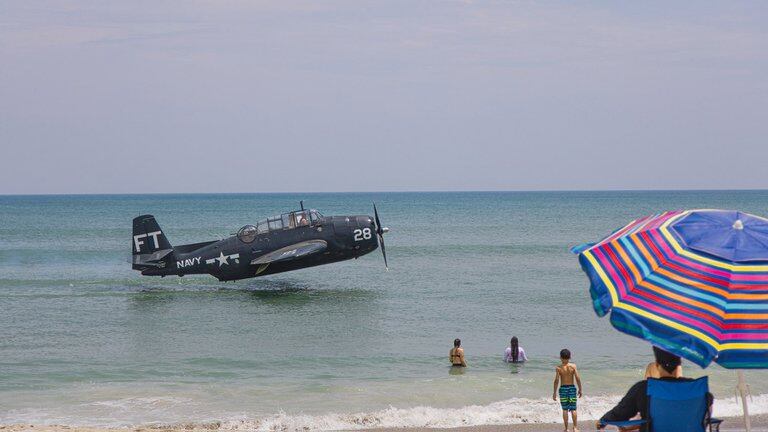 Un avión de la Segunda Guerra Mundial debió descender sobre el mar tras un desperfecto mecánico.