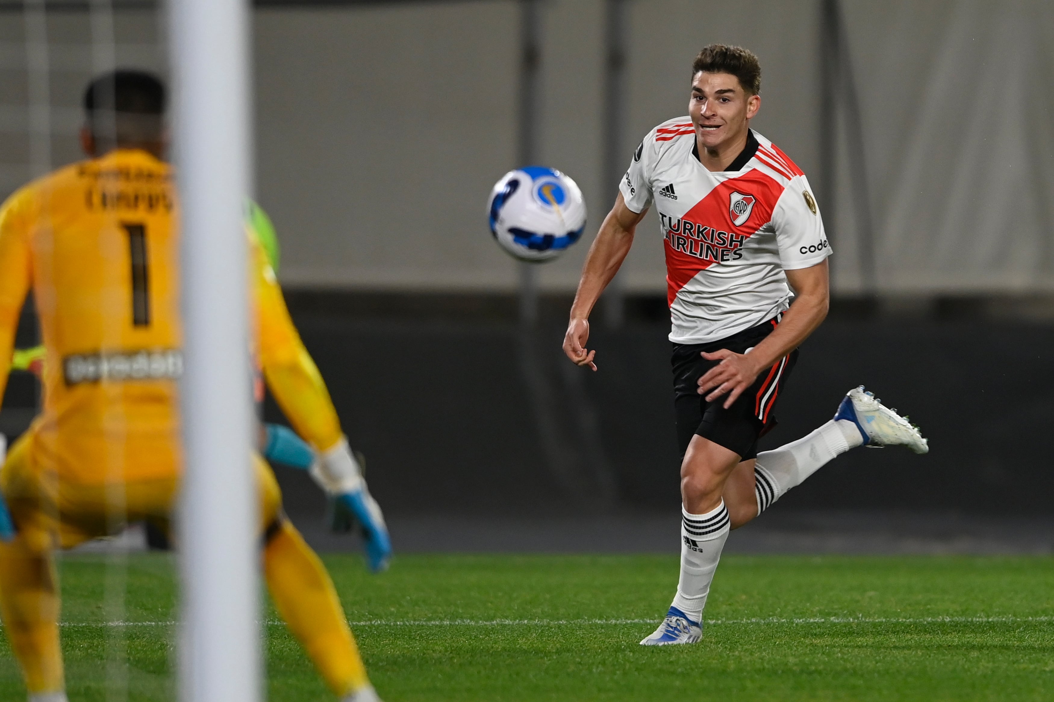 Julián Álvarez jugará sus últimos partidos en River por Copa Libertadores.