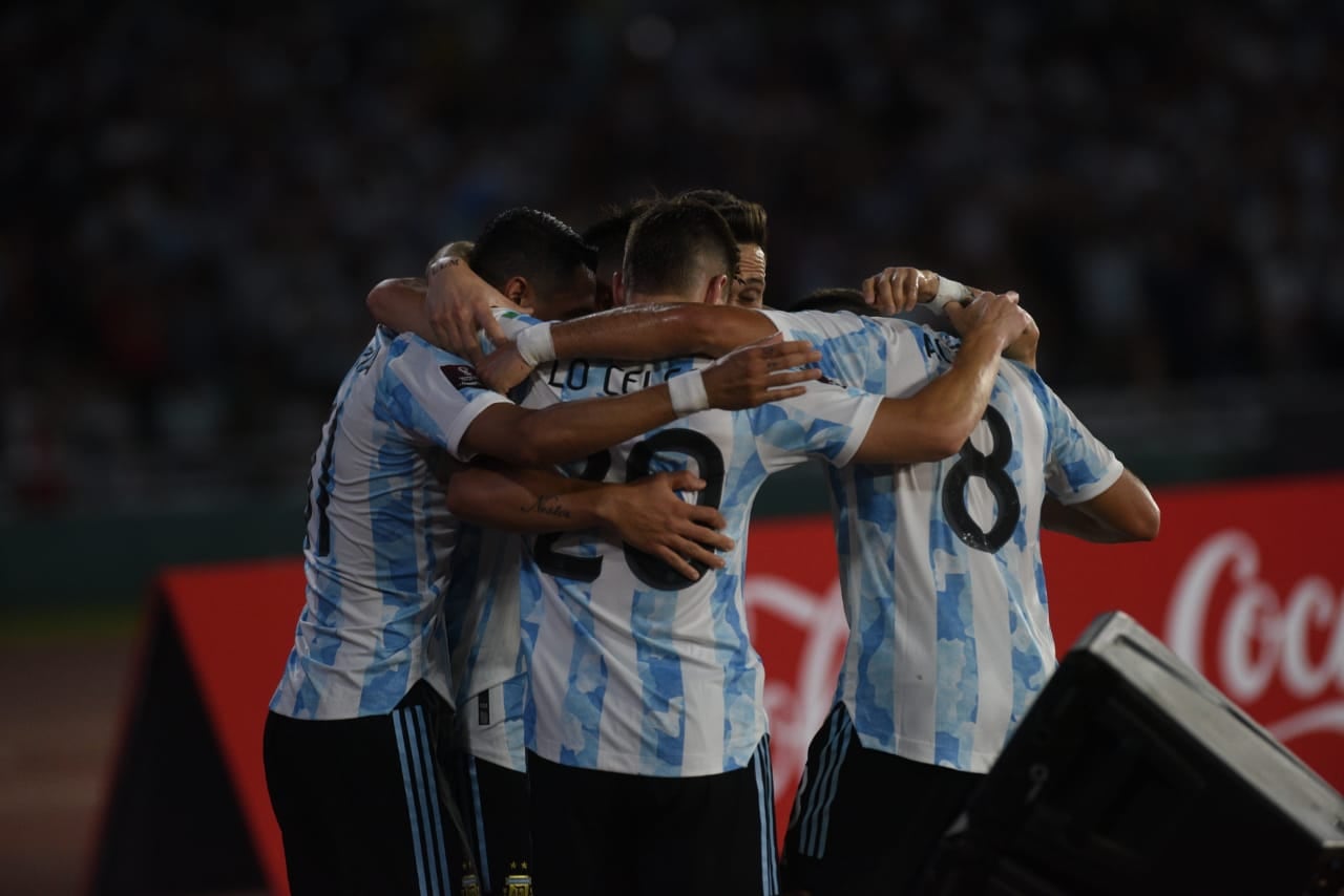 Argentina celebró ante Colombia en el Kempes, a pesar de la ausencia de algunas de sus figuras. (Foto: Facundo Luque)