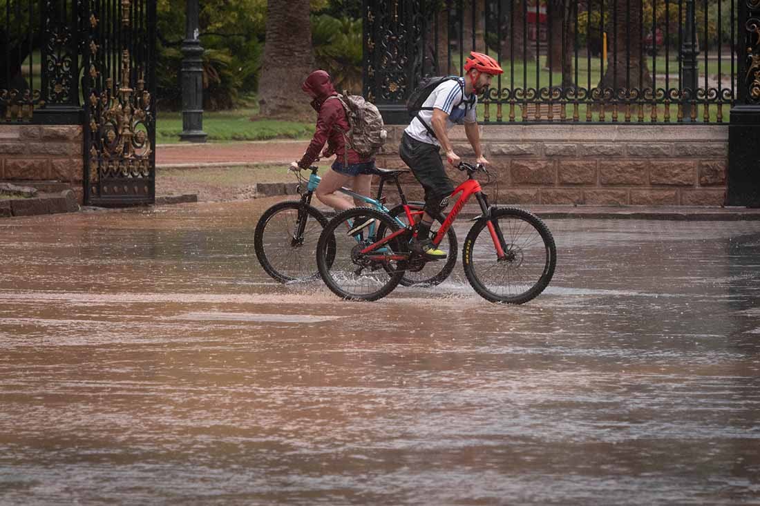 Una fuerte tormenta azotó gran parte de Mendoza y cayó granizo en Godoy Cruz y Las Heras.
Foto: Ignacio Blanco