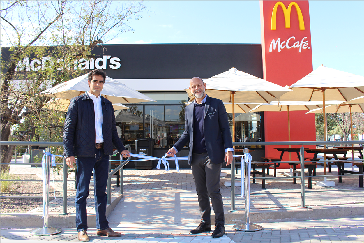 Gianni Badaloni, Director Terminal Mendoza y Luis Zambonini, Director Arcos Mendocinos, durante el de corte cinta.