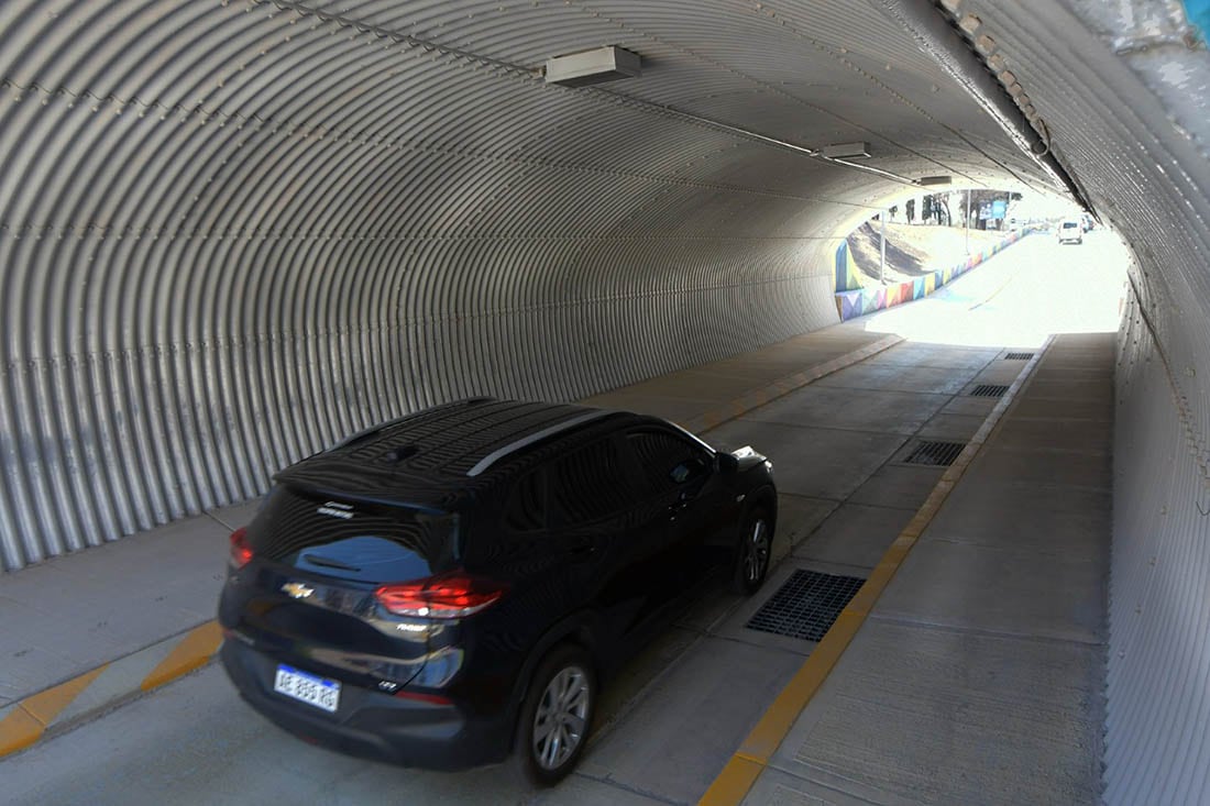 Esta jornada se habilitó el puente subterráneo que une al barrio Unimev con el Mendoza Plaza Shopping
en el departamento Guaymallén.