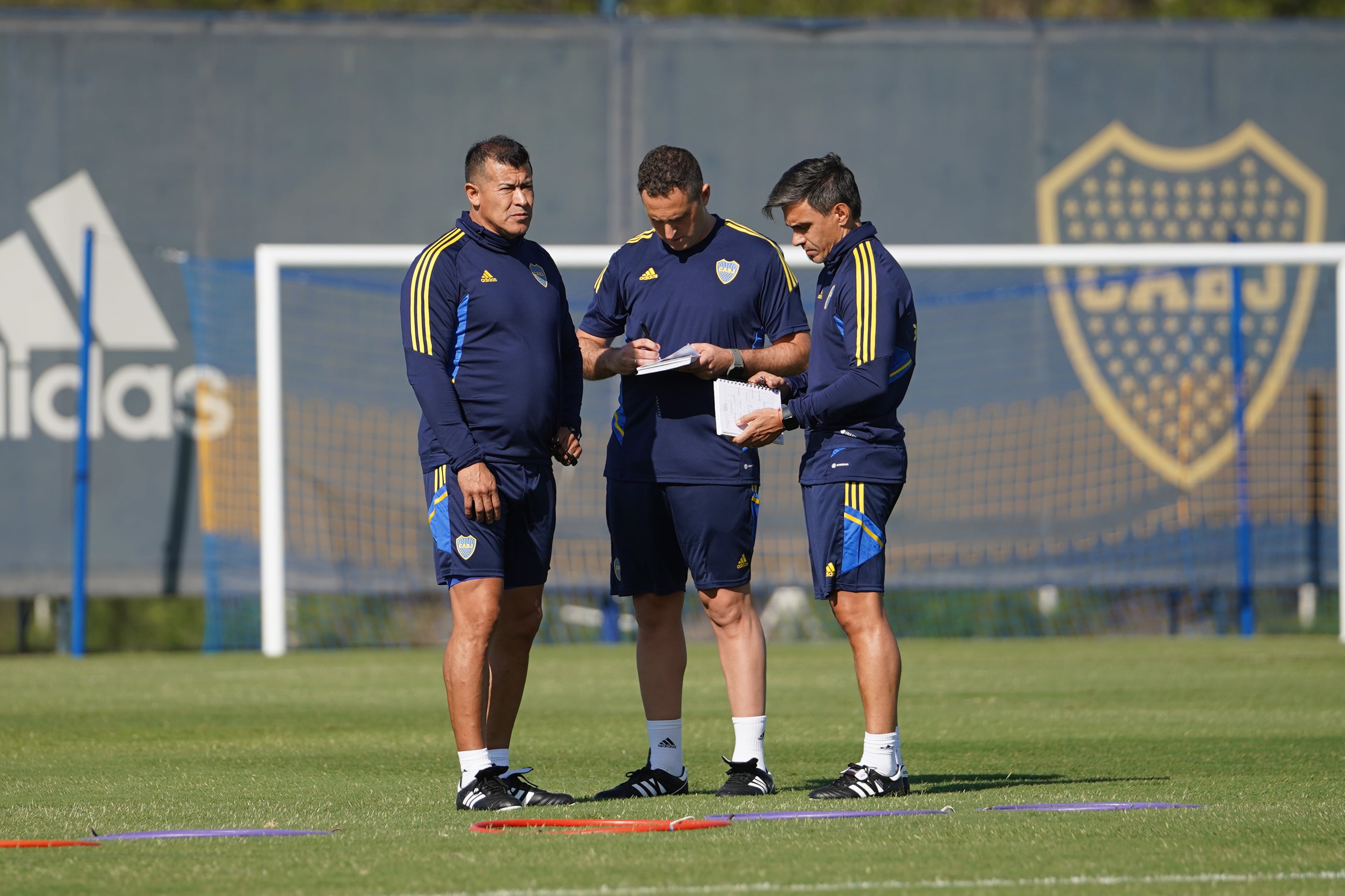 Jorge Almirón debutó como técnico de Boca con derrota ante San Lorenzo por la fecha 11 de la Liga Profesional. (@BocaJrsOficial)