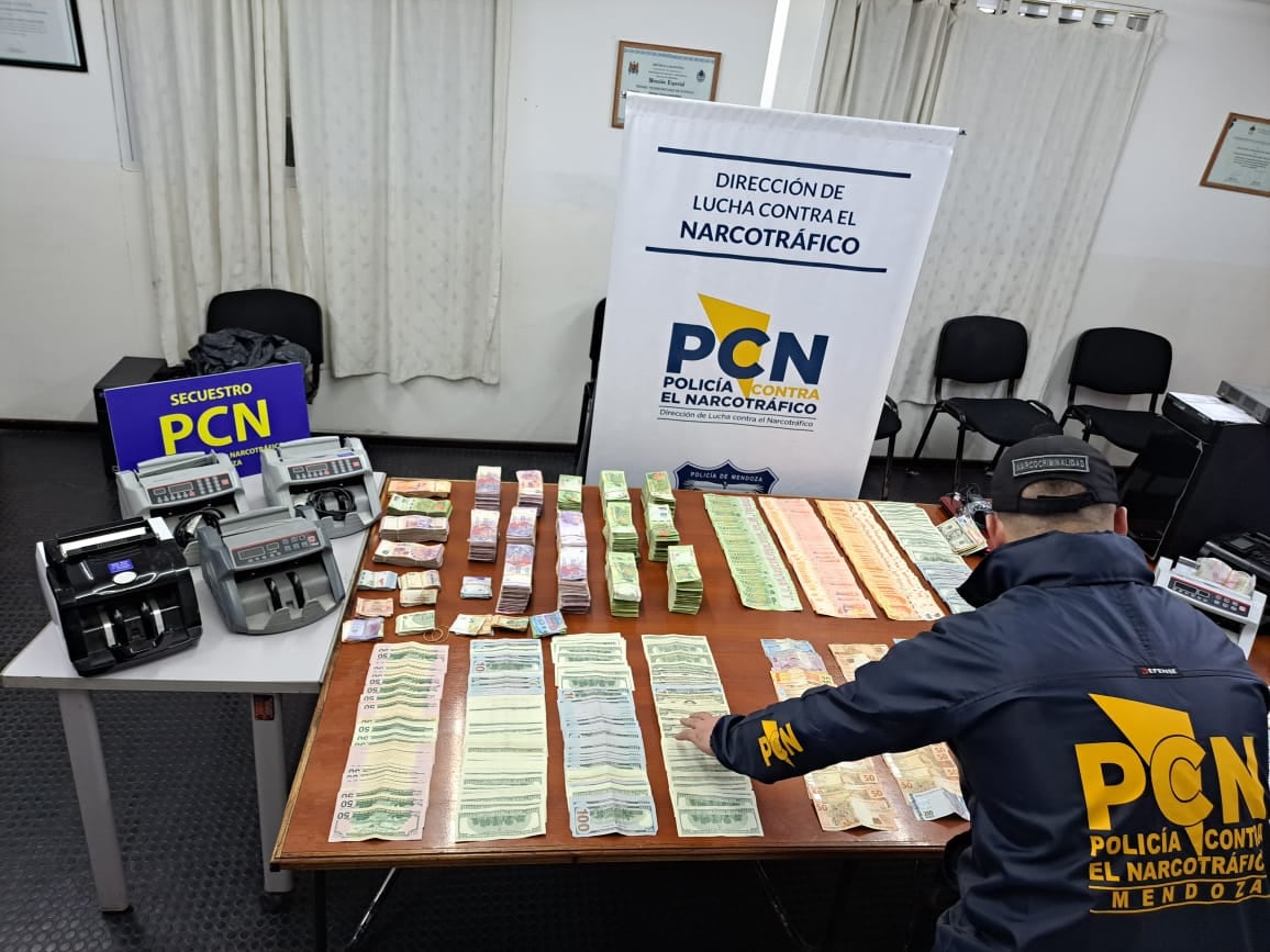 La Policía de Mendoza secuestró dólares, euros y pesos, además de máquinas de contar dinero en joyerías del Centro, en junio pasado. / Gentileza Ministerio de Seguridad