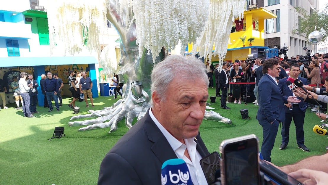 Nery Alberto Pumpido dialogando con los medios en el homenaje a Pelé en la Casa de la Conmebol en Doha.