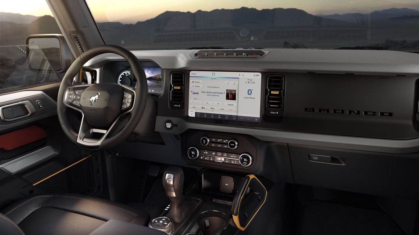 La tecnología se hace presente con una pantalla central multitáctil LCD de 12 pulgadas, compatible con sistemas como Apple CarPlay y Android Auto.