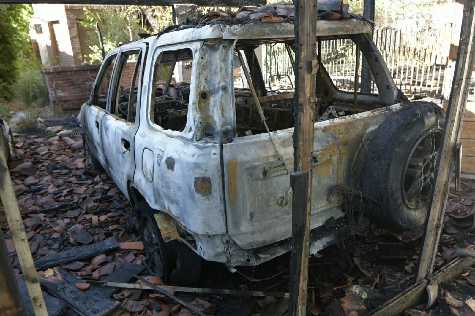 Tres autos incendiados en una cochera generaron susto en Guaymallén. Orlando Pelichotti / Los Andes