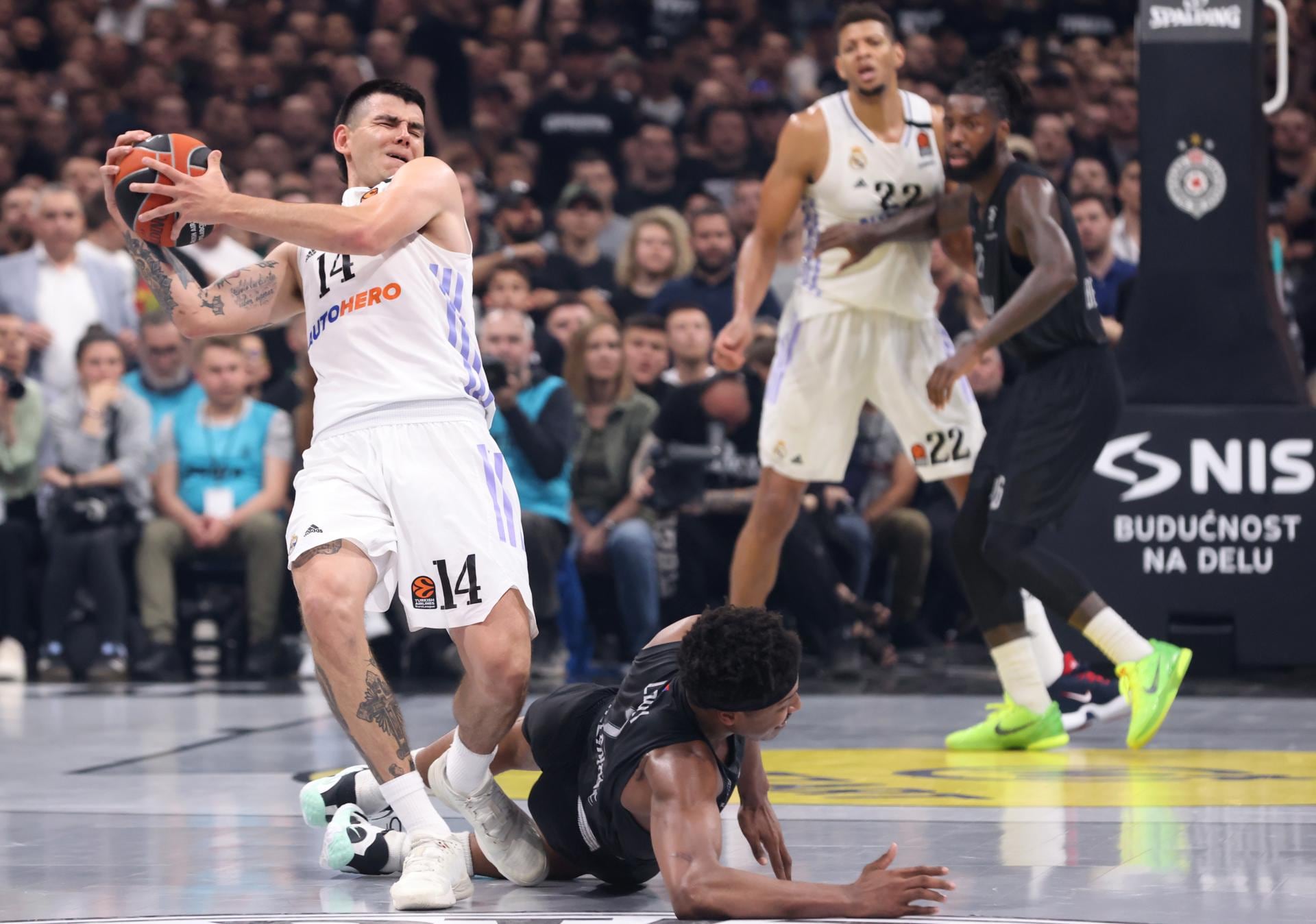 Belgrade (Serbia), 04/05/2023.- Real Madrid's Gabriel Deck (L) in action against Partizan's Zach Leday (R) during the Euroleague basketball playoff match between Partizan Belgrade and Real Madrid in Belgrade, Serbia, 04 May 2023. (Baloncesto, Euroliga, Belgrado) EFE/EPA/ANDREJ CUKIC
