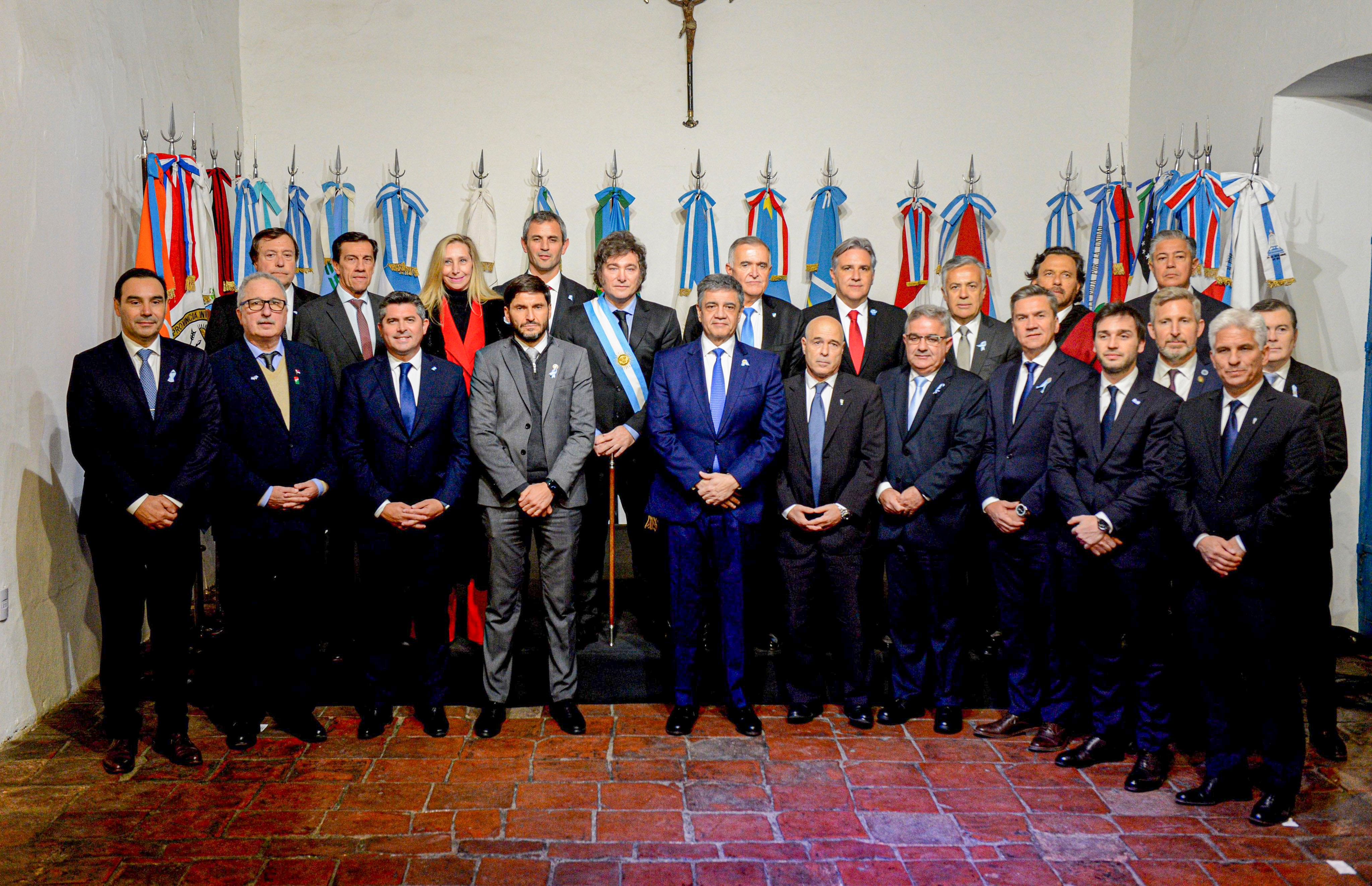 El presidente Javier Milei firmó esta noche 
el Pacto de Tucumán con 18 gobernadores en la ciudad capital de esa provincia, en coincidencia con la celebración del Día de la Independencia. FOTO NA: PRESIDENCIA