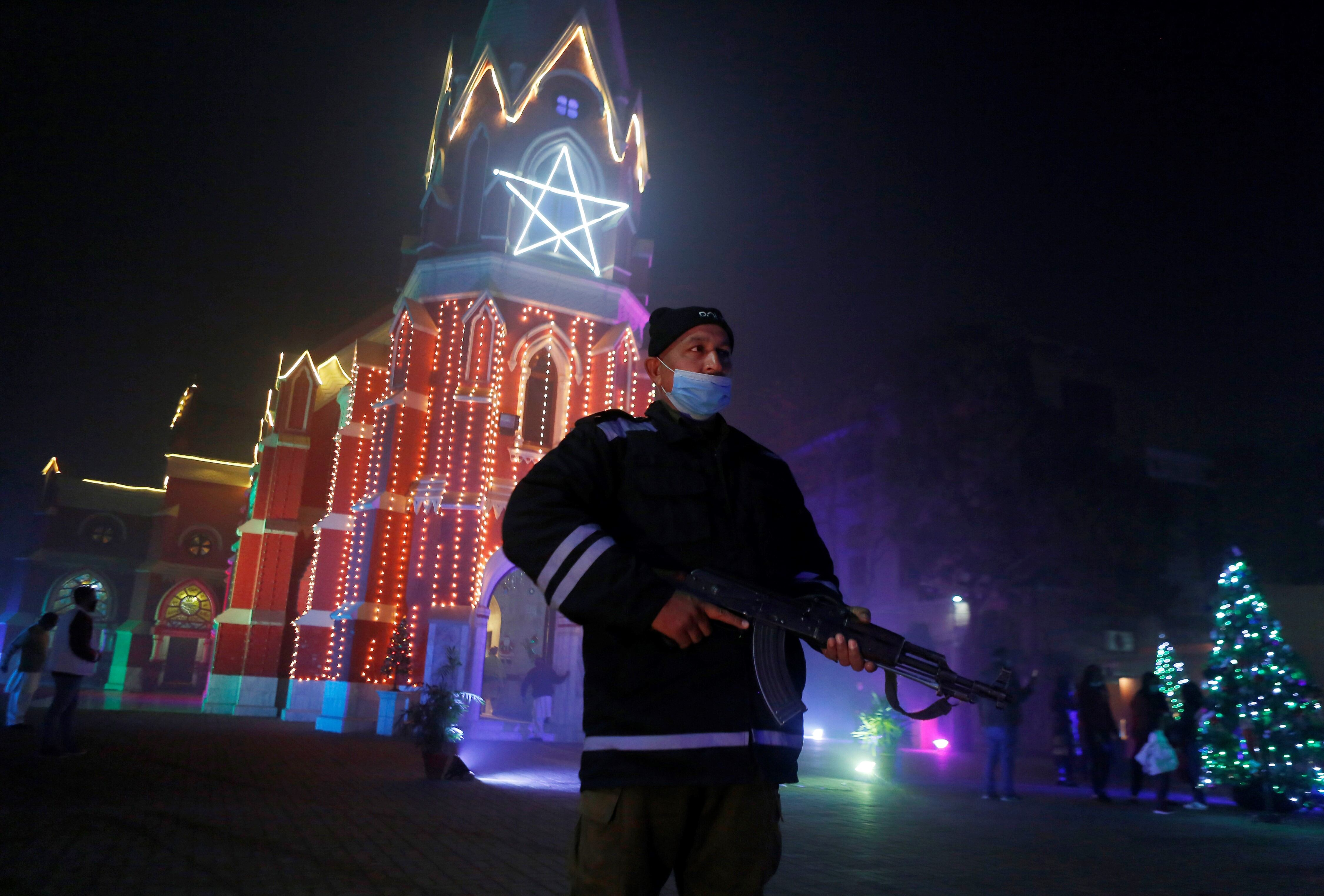 Un oficial de policía monta guardia en la Iglesia de San Antonio, donde los cristianos asisten a la misa de Navidad de medianoche, en Lahore, Pakistán.