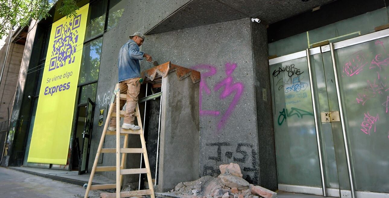 En el mes de febrero una gigantografía con un código QR rompe con la monotonía del local donde antes operaba el banco HSBC en calle Espejo. / Foto Orlando Pelichotti