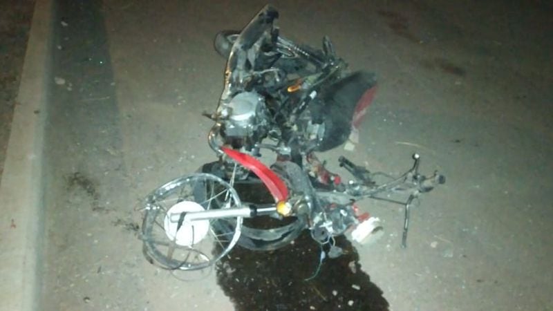 Así quedó la moto donde iban dos personas que fallecieron.