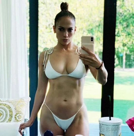 Jennifer Lopez posó en traje de baño y a los 53 años sigue vigente.