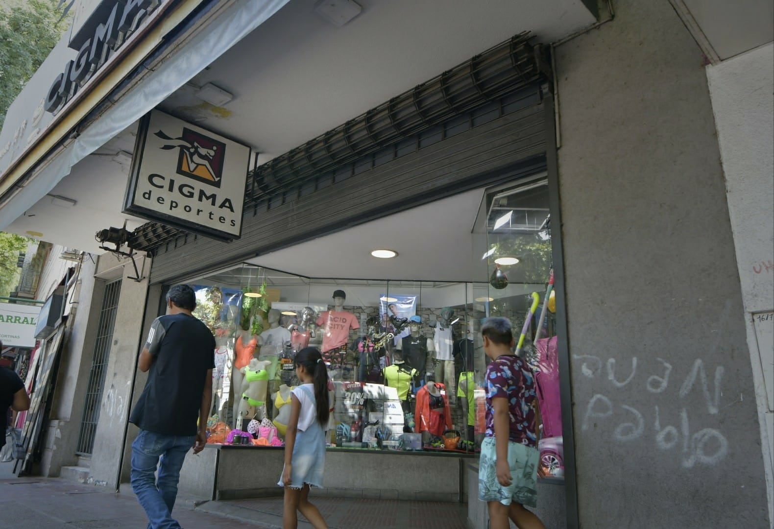 Hicieron un boquete en una casa de ropa deportiva y los detuvieron cuando huían por los techos. Foto: Orlando Pelichotti / Los Andes.