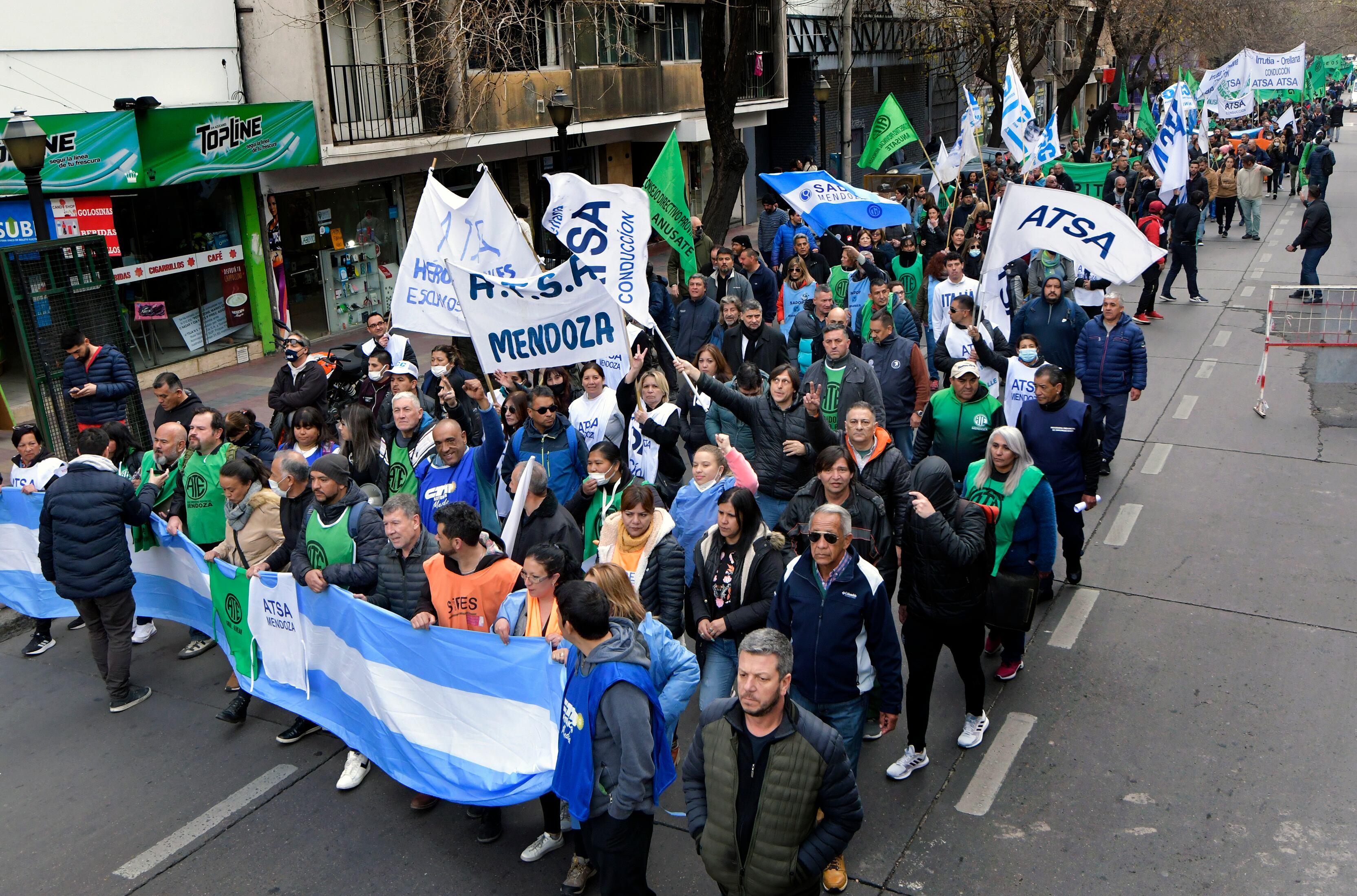 Protesta de ATE

ATE(Asociación Trabajadores del Estado), realiza una protesta y marchas  tras la detención de Macho por el corte de calles
mientras se transitaba un contexto de paritarias. 
Tras la detención de  Roberto Macho, secretario general de la Asociación de Trabajadores del Estado (ATE) y Adriana Iranzo, secretaria adjunta del gremio, quienes no se habían presentado a declarar esta semana.
Foto: Orlando Pelichotti / Los Andes