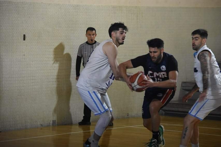 Gonzálo Sánchez, pivot del Club Mendoza de Regatas penetra la zona pintada. / Gentileza: FBPM.