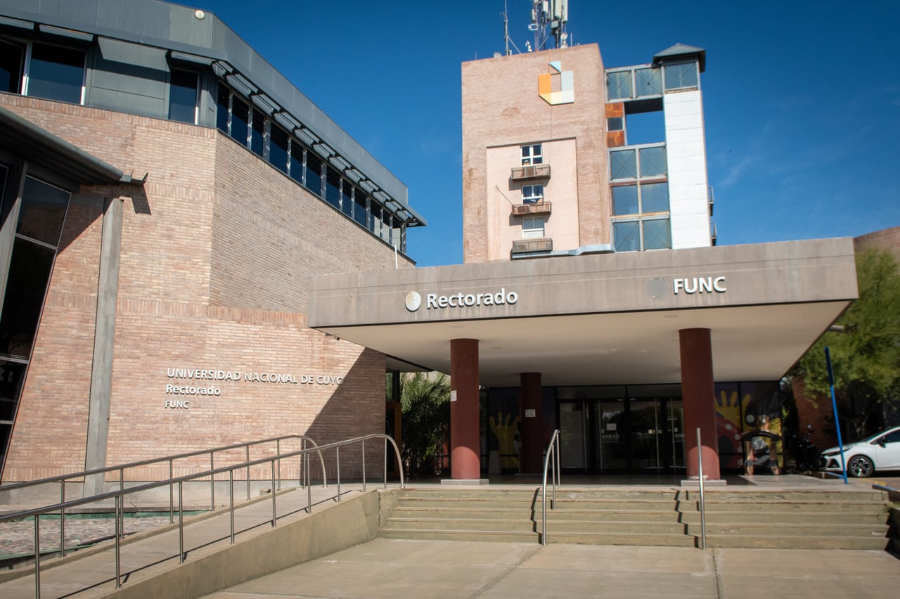 La Universidad Nacional de Cuyo ha tomado la decisión de volver a incrementar la cantidad de becas que otorga y ha dispuesto elevar los montos en un 200% promedio.


Foto: Ignacio Blanco / Los Andes 