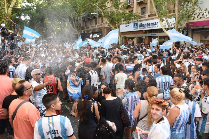 Argentina le ganó a Australia 2 a 1 y los hinchas mendocinos coparon las calles del Centro para festejar que la Selección pasó a cuartos de final de Qatar 2022. - Mariana Villa / Los Andes