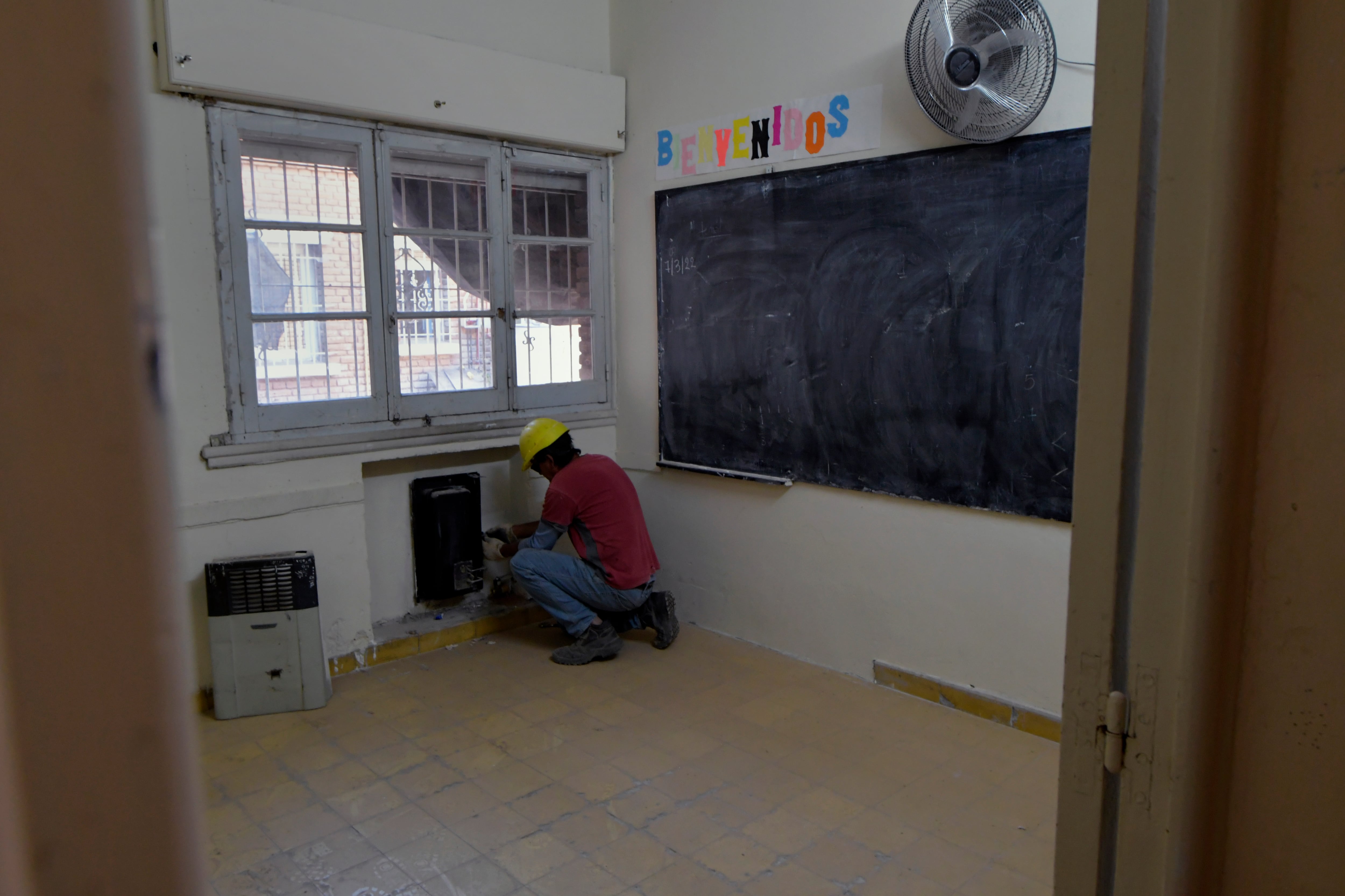 El Ministerio de Infraestructura mantiene las instalaciones de gas, para calefaccionar los colegios y centros educativos.
La Escuela Infanta Mendocina 4 - 115 de Guaymallén está instalando estufas, cañerías de gas 
Foto: Orlando Pelichotti / Los Andes